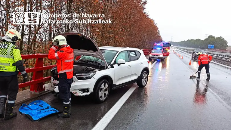 Dos heridos leves al salirse de la vía un vehículo en la AP-15, en Marcilla. BOMBEROS DE NAVARRA