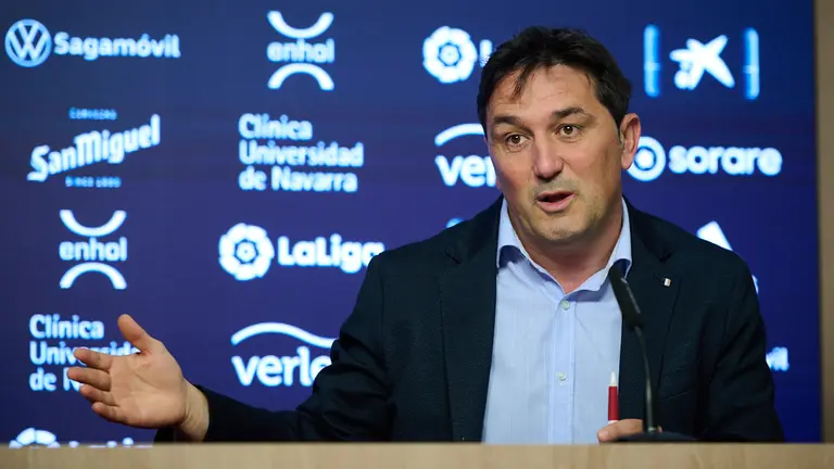 El director deportivo de Osasuna, Braulio Vázquez, en una rueda de prensa. PABLO LASAOSA