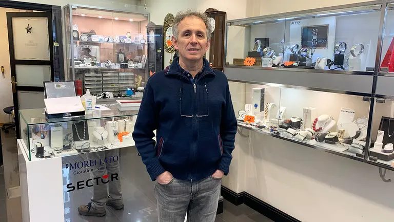 Patxi Ruiz Huici en el interior de su relojería Rex en Pamplona. Navarra.com