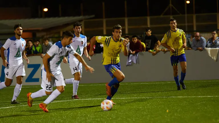 Luis Miguel López Andrés (izquierda), fallecido en el accidente, en el partido contra el CD Amigó. IÑIGO ALZUGARAY