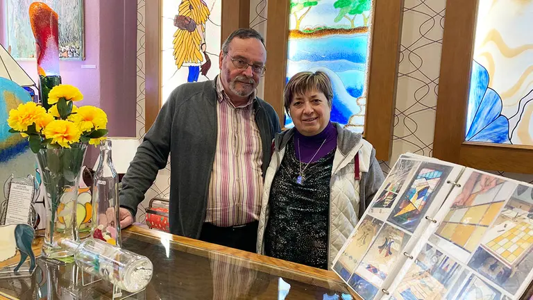 Agustín Aguirre con su esposa María Ángeles Aguirre en el interior de su tienda en Pamplona. Navarra.com