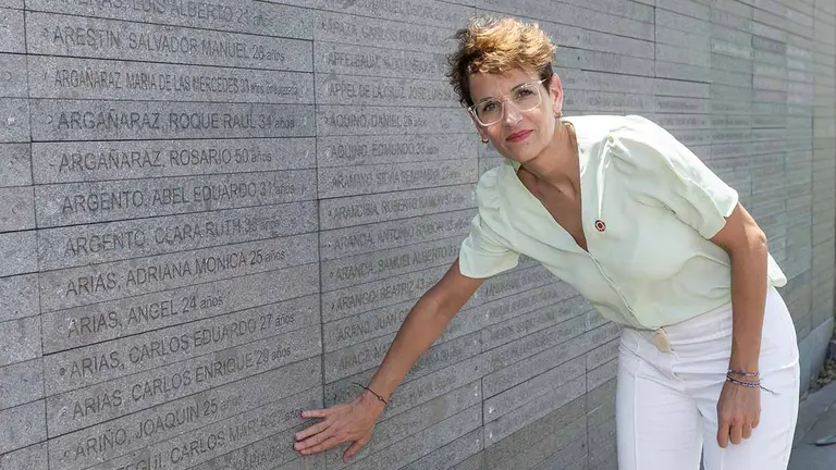 La presidenta, María Chivite, en el Parque de la Memoria de Buenos Aires. GOBIERNO DE NAVARRA