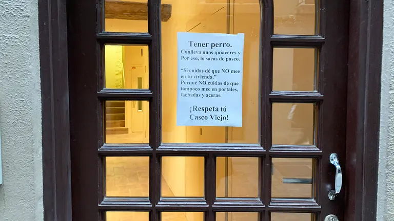 Cartel colocado en un portal del Casco Viejo de Pamplona. Navarra.com