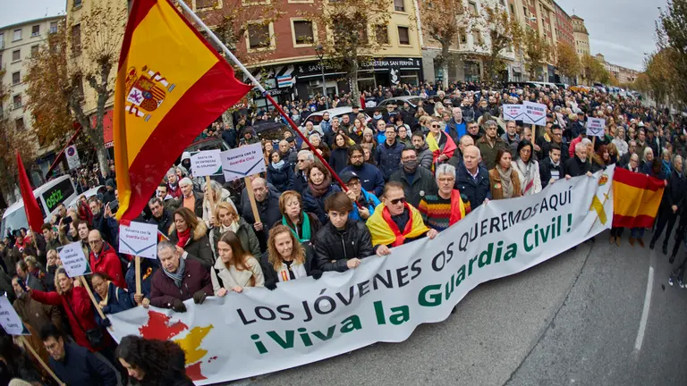 Concentración en apoyo a la Guardia Civil tras el pacto alcanzado para la asunción de las competencias de Tráfico por la Policía foral. IÑIGO ALZUGARAY