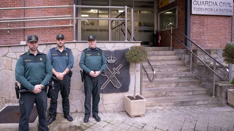 Agentes de la Guardia Civil han auxiliado este domingo en Pamplona a una mujer de avanzada edad que ha sufrido una caída.