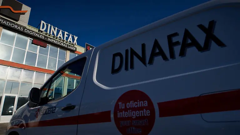 Fachada de la empresa Dinafax de Navarra. MIGUEL OSÉS