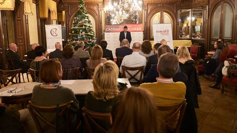 La Asociación Navarra de Víctimas del Terrorismo de ETA (ANVITE) recibe el premio Cadenas de Navarra, concedido por la Asociación Cultural Doble12. IÑIGO ALZUGARAY