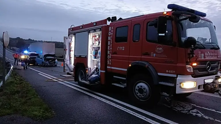 Dos heridos leves tras una colisión múltiple en Dicastillo con cuatro vehículos implicados. BOMBEROS DE NAVARRA