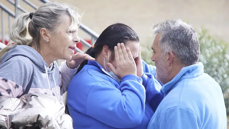 Imagen de la semana pasada de los familiares del menor de Manzanilla (Huelva) hallado en un coche con su abuelo al desaparecer con él. JOAQUÍN CORCHERO / EUROPA PRESS