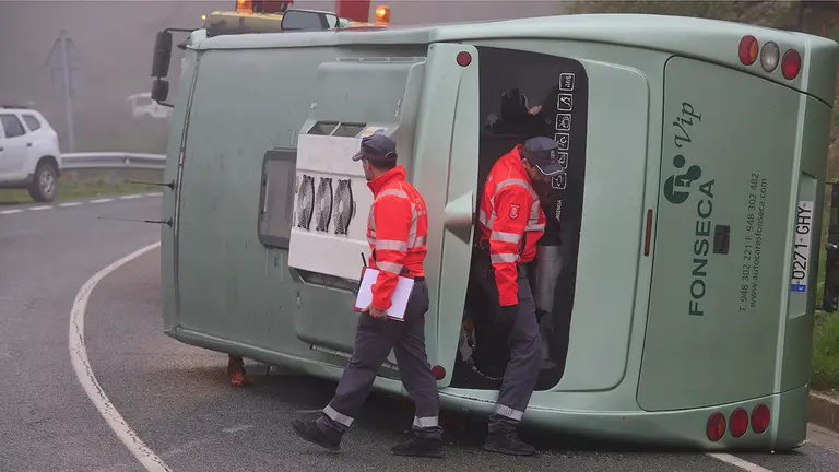 ARTAZU (NAVARRA), 13/12/2022.- Tres niños han tenido que ser evacuados al Hospital Universitario de Navarra en Pamplona como consecuencia de las heridas que han sufrido al volcar en la localidad navarra de Artazu el microbús de transporte escolar en el que viajaban. El accidente ha ocurrido a las 08:44 horas a la altura del kilómetro 2 de la NA-7040 al salirse el vehículo de la vía y volcar posteriormente. EFE/Iñaki Porto
