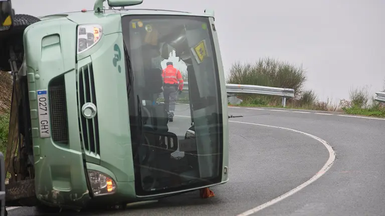 ARTAZU (NAVARRA), 13/12/2022.- Tres niños han tenido que ser evacuados al Hospital Universitario de Navarra en Pamplona como consecuencia de las heridas que han sufrido al volcar en la localidad navarra de Artazu el microbús de transporte escolar en el que viajaban. El accidente ha ocurrido a las 08:44 horas a la altura del kilómetro 2 de la NA-7040 al salirse el vehículo de la vía y volcar posteriormente. EFE/Iñaki Porto
