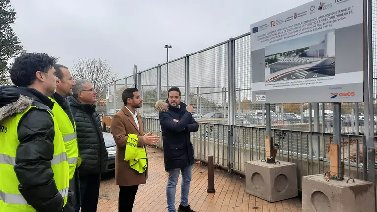 El alcalde de Tudela, Alejandro Toquero, y el edil de Ordenación del Territorio, Zeus Pérez, supervisan el inicio de las obras del futuro Corredor Verde Turístico de Tudela. AYUNTAMIENTO DE TUDELA