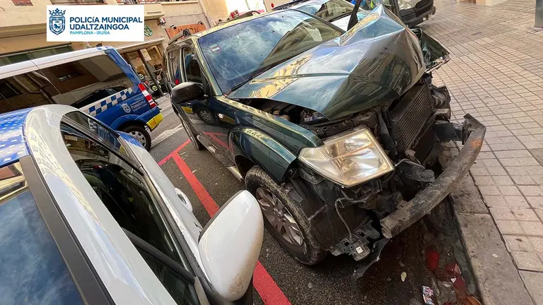 Policía Municipal de Pamplona actúa contra un conductor que se chocó contra una señal en Pamplona y se dio a la fuga. POLICÍA MUNICIPAL DE PAMPLONA