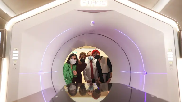 El Hospital Universitario de Navarra cuanta ya con el nuevo acelerador lineal para tratamientos del servicio de Oncología Radioterápica. GOBIERNO DE NAVARRA