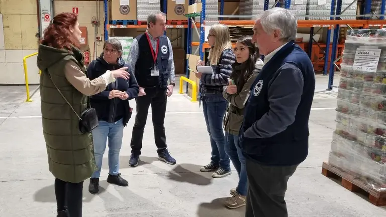 De izquierda a derecha Maite Muruzábal, directora de la Fundación Grupo AN, Juani Pérez, secretaria provincial del Banco de Alimentos de León, Fernando Repáraz, vicepresidente del Banco de Alimentos de Navarra, Rosario Jurado y Andrea Hurtado, de la Fundación Grupo AN, y Ramón Navarro, secretario del Banco de Alimentos de Navarra. CEDIDA