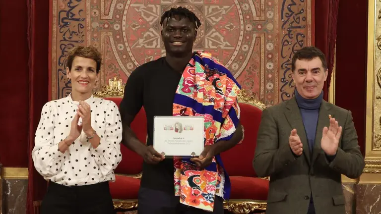 La presidenta de Navarra, María Chivite, el ganador Inacio Gomes, y el consejero de Políticas Migratorias y Justicia, Eduardo Santos - GOBIERNO DE NAVARRA