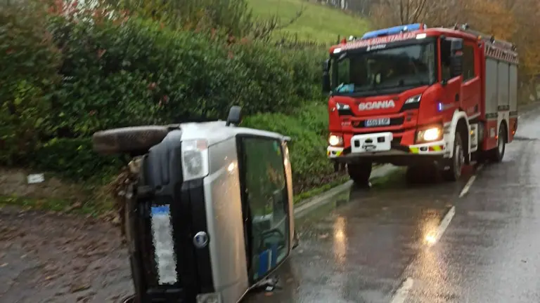 El coche ha volcado a la altura de Bera. BOMBEROS DE NAVARRA