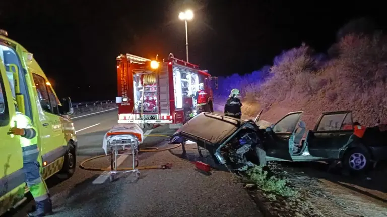 Los bomberos tuvieron que desatrapar al ocupante del vehículo. BOMBEROS DE NAVARRA