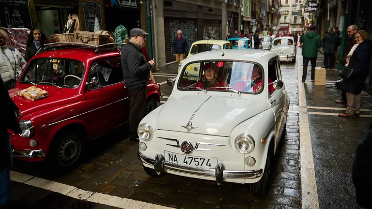 Decenas de Fital 600 en Pamplona durante la "seiscientos" durante su Vuelta a España por relevos. PABLO LASAOSA