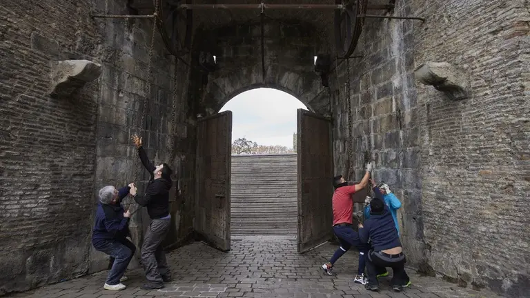 Momento en el que se ha puesto a prueba el sistema de engranajes del puente levadizo del Portal de Francia para preparar la llegada de los Reyes Magos a Pamplona. - AYUNTAMIENTO DE PAMPLONA