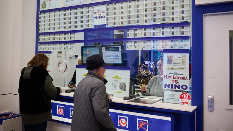 Administración de lotería "La trece", en la calle Tudela 3. PABLO LASAOSA
