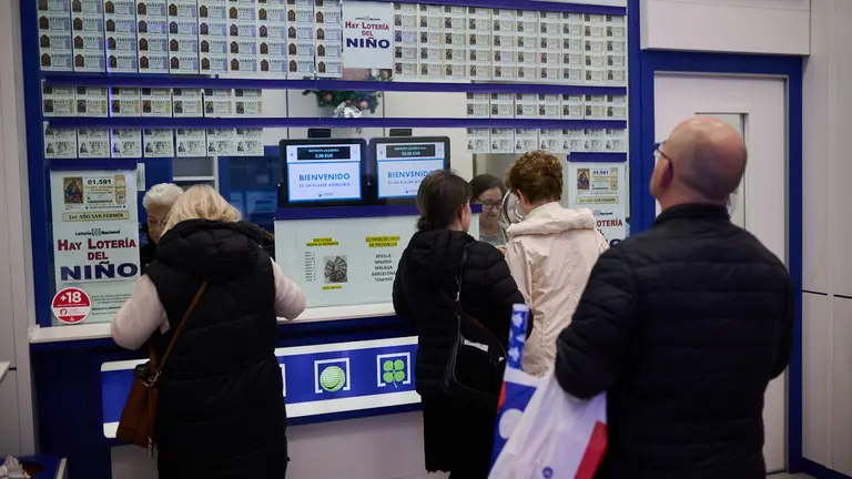 Administración de lotería "La trece", en la calle Tudela 3. PABLO LASAOSA