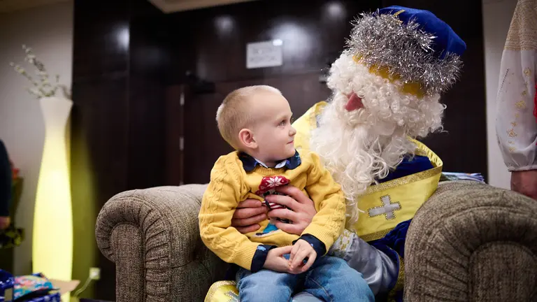 Fiesta organizada por el Clúster SOS Ucrania, con motivo de la celebración de San Nicolás, donde se han entregado juguetes y regalos a los niños ucranianos refugiados. PABLO LASAOSA
