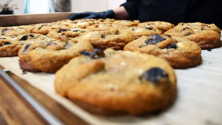 Sheila Millo preparando galletas en la cocina del obrador Cookie Life. CEDIDA