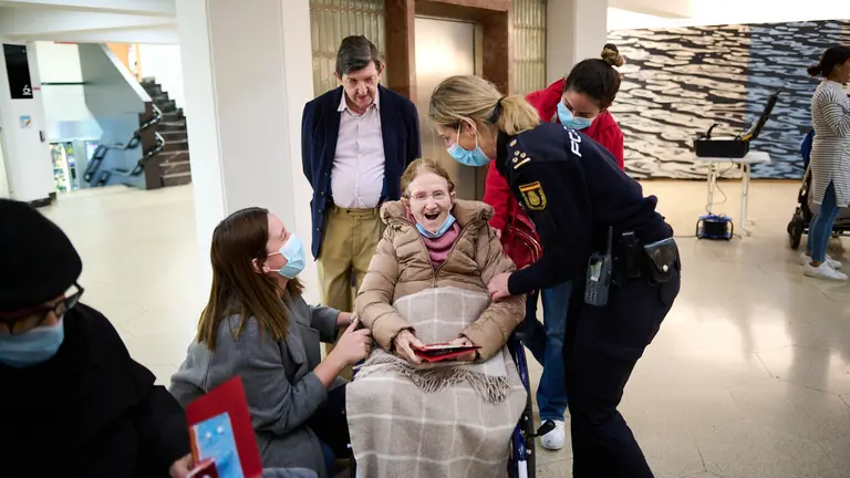 La Policía Nacional entrega manualidades que han realizado escolares para personas enfermas dentro de la iniciativa solidaria 'En tus manos una sonrisa'. PABLO LASAOSA