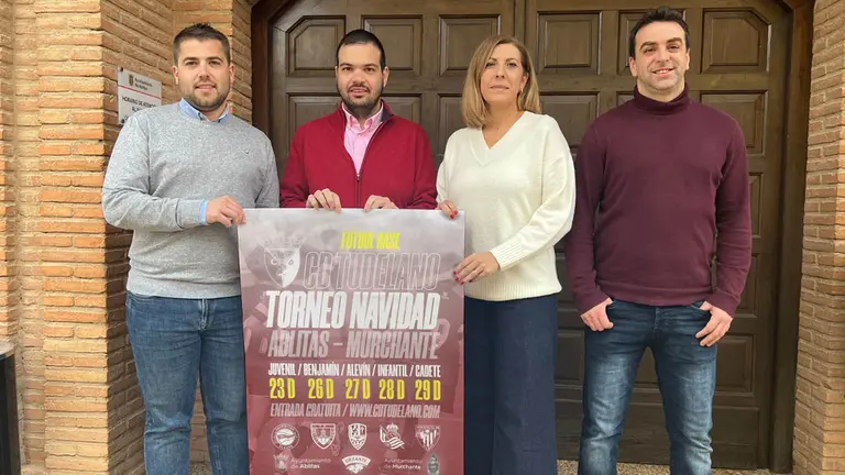 Los concejales de deportes de Ablitas y Murchante, Maite Melero y Michel Martínez, y Ramón Lázaro, presidente del CD Tuledano, presentan el torneo de fútbol de Navidad del CD Tudelano. AYUNTAMIENTO DE ABLITAS