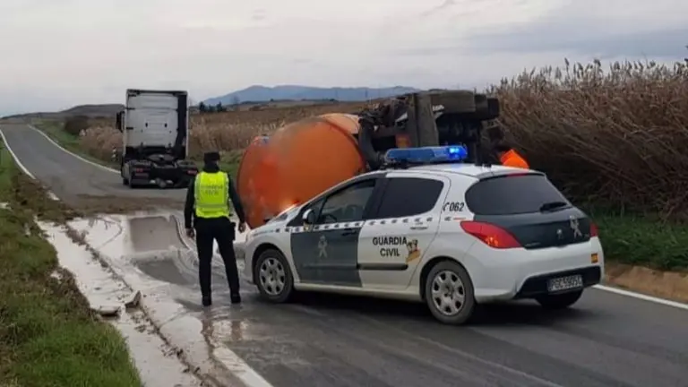 Accidente de tráfico en la NA 6030 atendido por la Guardia Civil. GUARDIA CIVIL