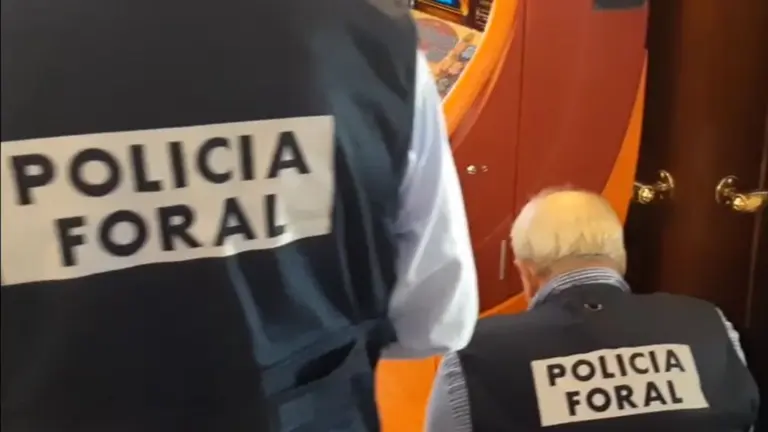 Agentes de la Brigada de Juego y Espectáculos de la Policía Foral. POLICÍA FORAL