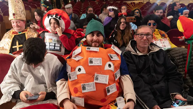 Varias personas disfrazadas al inicio del Sorteo Extraordinario de la Lotería de Navidad 2022, en el Teatro Real de Madrid, a 22 de diciembre de 2022, en Madrid, (España).  El sorteo se celebra en esta ocasión con aforo completo en el patio de butacas del Teatro Real y un total de 2.520 millones de euros en juego en premios, lo que supone 112 millones más que el año pasado. Este año, la emisión consta de 180 series, ocho más que en años anteriores, de 100.000 números cada una. Dicha emisión asciende a los 3.600 millones de euros, de los que se reparten un 70 por ciento en premios.
22 DICIEMBRE 2022;NAVIDAD;LOTERIA;SORTEO EXTRAORDINARIO;: SUERTE;DINERO;DISFRAZ;FECHAS NAVIDEÑAS;LOTERIA;AZAR;NIÑOS SAN ILDEFONSO
Eduardo Parra / Europa Press
22/12/2022