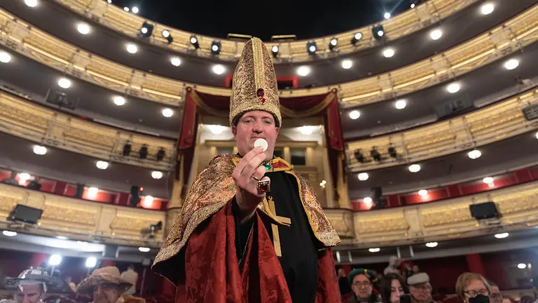 Un hombre disfrazado de Papa al inicio del Sorteo Extraordinario de la Lotería de Navidad 2022, en el Teatro Real de Madrid, a 22 de diciembre de 2022, en Madrid, (España).  El sorteo se celebra en esta ocasión con aforo completo en el patio de butacas del Teatro Real y un total de 2.520 millones de euros en juego en premios, lo que supone 112 millones más que el año pasado. Este año, la emisión consta de 180 series, ocho más que en años anteriores, de 100.000 números cada una. Dicha emisión asciende a los 3.600 millones de euros, de los que se reparten un 70 por ciento en premios.
22 DICIEMBRE 2022;NAVIDAD;LOTERIA;SORTEO EXTRAORDINARIO;: SUERTE;DINERO;DISFRAZ;FECHAS NAVIDEÑAS;LOTERIA;AZAR;NIÑOS SAN ILDEFONSO
Eduardo Parra / Europa Press
22/12/2022