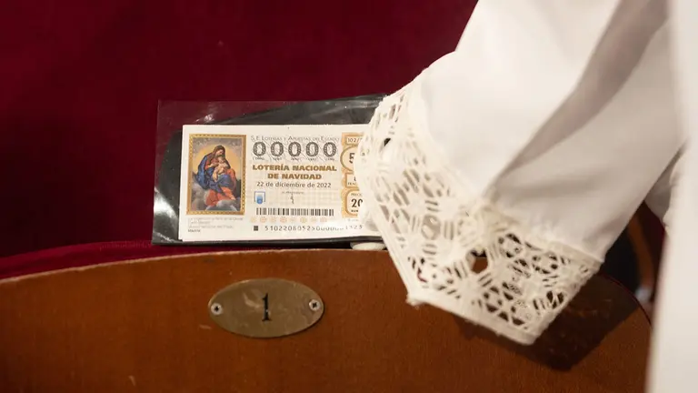 El número '00000' al inicio del Sorteo Extraordinario de la Lotería de Navidad 2022, en el Teatro Real de Madrid, a 22 de diciembre de 2022, en Madrid, (España).  El sorteo se celebra en esta ocasión con aforo completo en el patio de butacas del Teatro Real y un total de 2.520 millones de euros en juego en premios, lo que supone 112 millones más que el año pasado. Este año, la emisión consta de 180 series, ocho más que en años anteriores, de 100.000 números cada una. Dicha emisión asciende a los 3.600 millones de euros, de los que se reparten un 70 por ciento en premios.
22 DICIEMBRE 2022;NAVIDAD;LOTERIA;SORTEO EXTRAORDINARIO;: SUERTE;DINERO;DISFRAZ;FECHAS NAVIDEÑAS;LOTERIA;AZAR;NIÑOS SAN ILDEFONSO
Eduardo Parra / Europa Press
22/12/2022