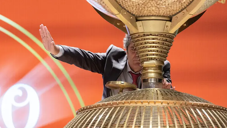 Un hombre prepara los bombos para dar comienzo al Sorteo Extraordinario de la Lotería de Navidad 2022, en el Teatro Real de Madrid, a 22 de diciembre de 2022, en Madrid, (España).  El sorteo se celebra en esta ocasión con aforo completo en el patio de butacas del Teatro Real y un total de 2.520 millones de euros en juego en premios, lo que supone 112 millones más que el año pasado. Este año, la emisión consta de 180 series, ocho más que en años anteriores, de 100.000 números cada una. Dicha emisión asciende a los 3.600 millones de euros, de los que se reparten un 70 por ciento en premios.
22 DICIEMBRE 2022;NAVIDAD;LOTERIA;SORTEO EXTRAORDINARIO;: SUERTE;DINERO;DISFRAZ;FECHAS NAVIDEÑAS;LOTERIA;AZAR;NIÑOS SAN ILDEFONSO
Eduardo Parra / Europa Press
22/12/2022