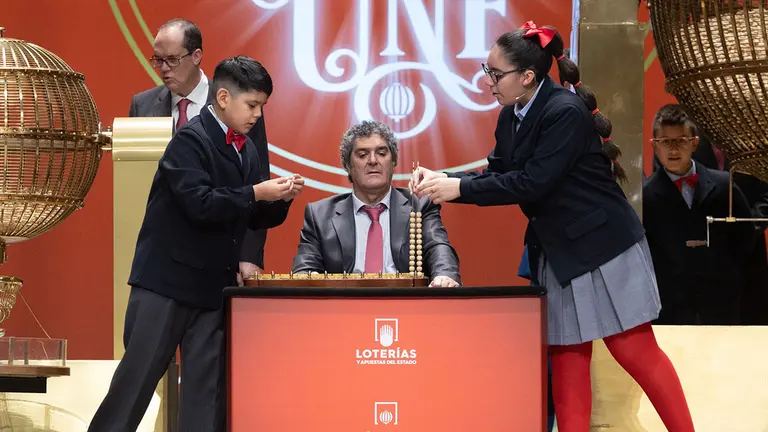 Dos de las niños de la residencia de San Ildefonso cantan uno de los premios del Sorteo Extraordinario de la Lotería de Navidad 2022, en el Teatro Real de Madrid, a 22 de diciembre de 2022, en Madrid, (España).  El sorteo se celebra en esta ocasión con aforo completo en el patio de butacas del Teatro Real y un total de 2.520 millones de euros en juego en premios, lo que supone 112 millones más que el año pasado. Este año, la emisión consta de 180 series, ocho más que en años anteriores, de 100.000 números cada una. Dicha emisión asciende a los 3.600 millones de euros, de los que se reparten un 70 por ciento en premios.
22 DICIEMBRE 2022;NAVIDAD;LOTERIA;SORTEO EXTRAORDINARIO;: SUERTE;DINERO;DISFRAZ;FECHAS NAVIDEÑAS;AZAR;NIÑOS SAN ILDEFONSO
Eduardo Parra / Europa Press
22/12/2022