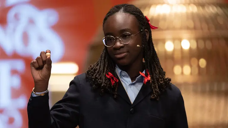 Una niña de la residencia de San Ildefonso canta un cuarto premio del Sorteo Extraordinario de la Lotería de Navidad 2022, el número '54289', en el Teatro Real de Madrid, a 22 de diciembre de 2022, en Madrid, (España). El sorteo se celebra en esta ocasión con aforo completo en el patio de butacas del Teatro Real y un total de 2.520 millones de euros en juego en premios, lo que supone 112 millones más que el año pasado. Este año, la emisión consta de 180 series, ocho más que en años anteriores, de 100.000 números cada una. Dicha emisión asciende a los 3.600 millones de euros, de los que se reparten un 70 por ciento en premios.
22 DICIEMBRE 2022;NAVIDAD;LOTERIA;SORTEO EXTRAORDINARIO;: SUERTE;DINERO;DISFRAZ;FECHAS NAVIDEÑAS;LOTERIA;AZAR;NIÑOS SAN ILDEFONSO
Eduardo Parra / Europa Press
22/12/2022