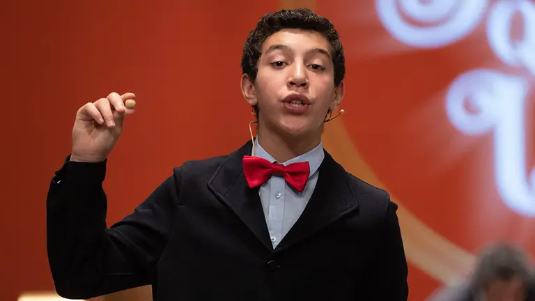 Un niño de la residencia de San Ildefonso canta un cuarto premio del Sorteo Extraordinario de la Lotería de Navidad 2022, el número '54289', en el Teatro Real de Madrid, a 22 de diciembre de 2022, en Madrid, (España). El sorteo se celebra en esta ocasión con aforo completo en el patio de butacas del Teatro Real y un total de 2.520 millones de euros en juego en premios, lo que supone 112 millones más que el año pasado. Este año, la emisión consta de 180 series, ocho más que en años anteriores, de 100.000 números cada una. Dicha emisión asciende a los 3.600 millones de euros, de los que se reparten un 70 por ciento en premios.
22 DICIEMBRE 2022;NAVIDAD;LOTERIA;SORTEO EXTRAORDINARIO;: SUERTE;DINERO;DISFRAZ;FECHAS NAVIDEÑAS;LOTERIA;AZAR;NIÑOS SAN ILDEFONSO
Eduardo Parra / Europa Press
22/12/2022