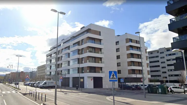 Cruce de las calles Valle de Egüés y José Manuel Baena de Pamplona, donde han sido atropellados los agentes de policía. GOOGLE MAPS