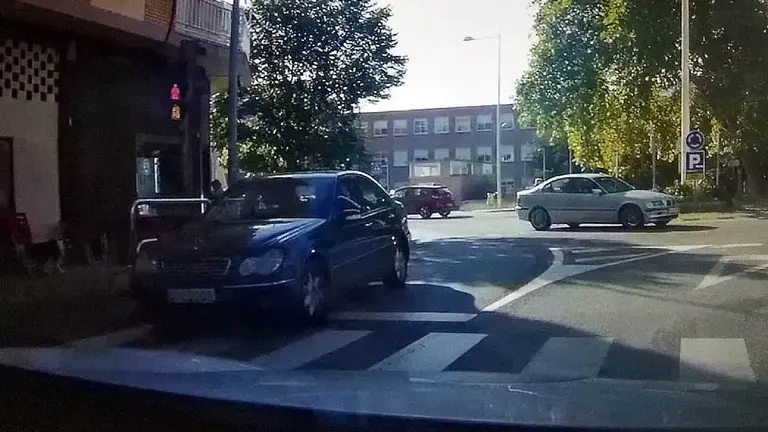 El vehículo robado circulando por las calle de Estella captado por las cámaras de seguridad. POLICÍA FORAL