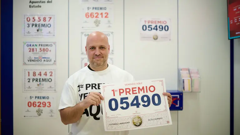 Jordi Valentí celebra su Primer premio de la Lotería de Navidad en su administración de Centro Comercial La Morea. PABLO LASAOSA