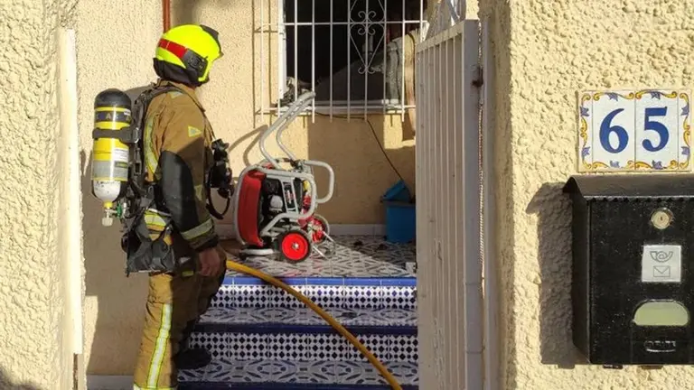 Los bomberos han encontrado a la fallecida en una de las habitaciones de la casa.  CEDIDA
