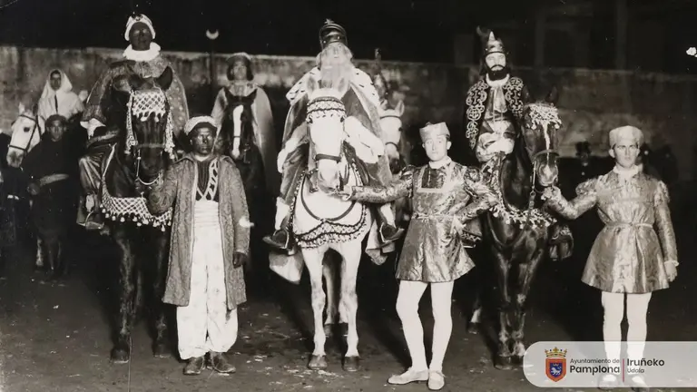 Los Reyes Magos en su visita a Pamplona durante la Navidad de 1930. CEDIDA
