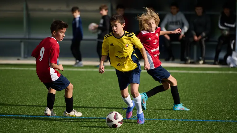 El Redín se enfrenta a San Pedro durante el torneo interescolar 2022. PABLO LASAOSA