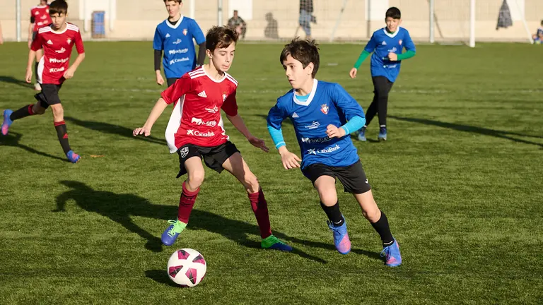 Puente la Reina-Gares se enfrenta a Maristas durante el torneo interescolar 2022. PABLO LASAOSA