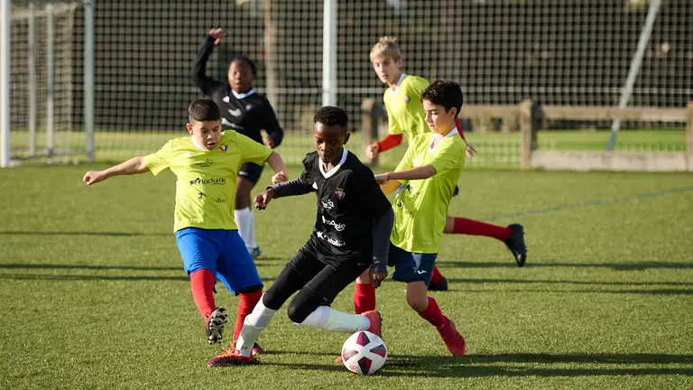 Amor de Dios se enfrenta a San Miguel de Aoiz durante el torneo interescolar 2022. PABLO LASAOSA