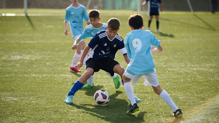 El Lago de Mendillorri se enfrenta a Esclavas de Sº Corazón durante el torneo interescolar 2022. PABLO LASAOSA