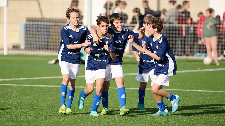 Ikastola Amaiur se enfrenta a San Cernin durante el torneo interescolar 2022. PABLO LASAOSA