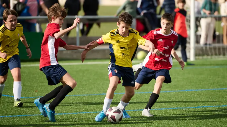 El Redín se enfrenta a San Pedro durante el torneo interescolar 2022. PABLO LASAOSA